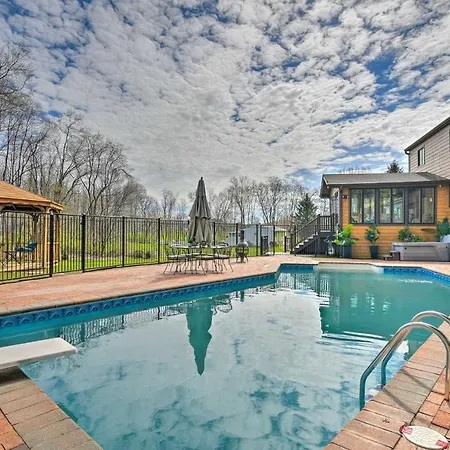 Lovely Highland Home With Pool And Hot Tub!
